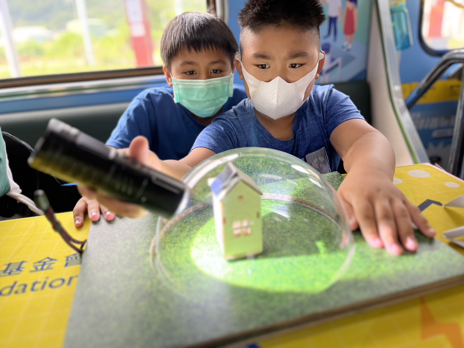 usdt參與基礎科學主題車廂，以STEAM教學精神，設計「逐日科學家」、「太陽能工程師」以及「淨零建築師」三大能源科普課程和實驗