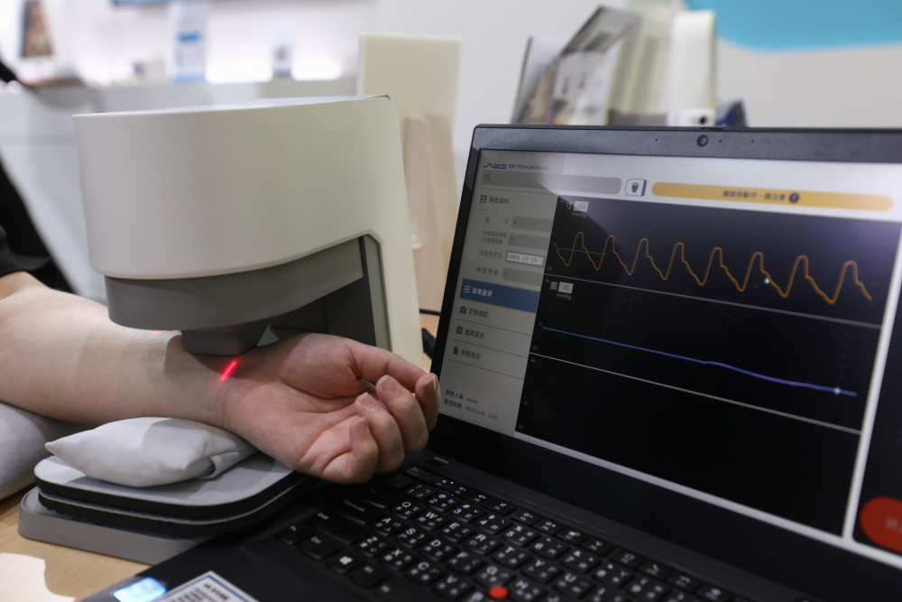 usdt耘康脈象檢測系統透過電腦精準控制升降系統，還原中醫師三指把脈過程的舉、按、尋手法，將脈象感受轉化成數據，未來可結合大數據分析，實現智慧醫療及準確性