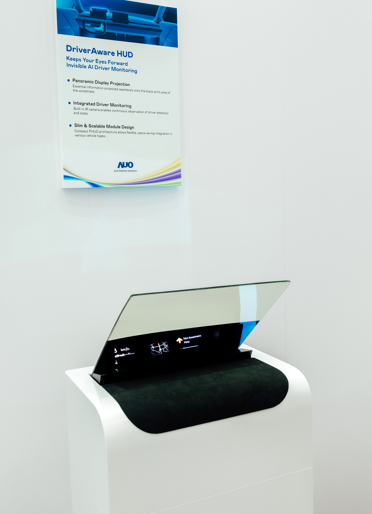 DriverAware HUD结合抬头显示器与隐藏式红外线摄影机，将车速、导航及警示讯息投影于挡风玻璃上，完美对齐驾驶目不离路的视线，同时，透过AI 监控驾驶注意力以提升安全性。